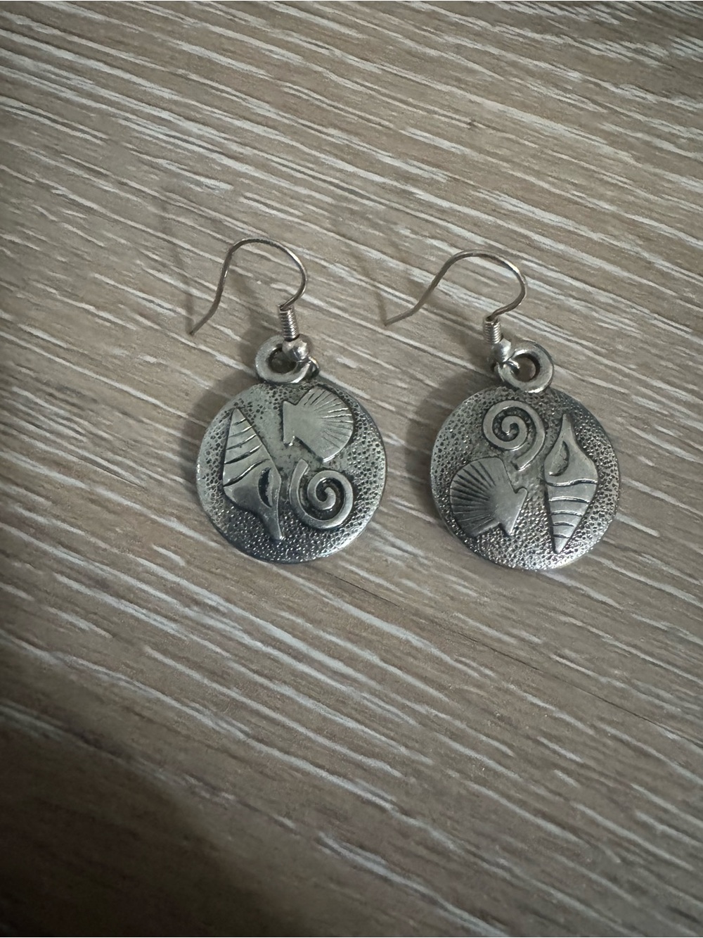 Silver tone beach shell impressions dangle drop earrings